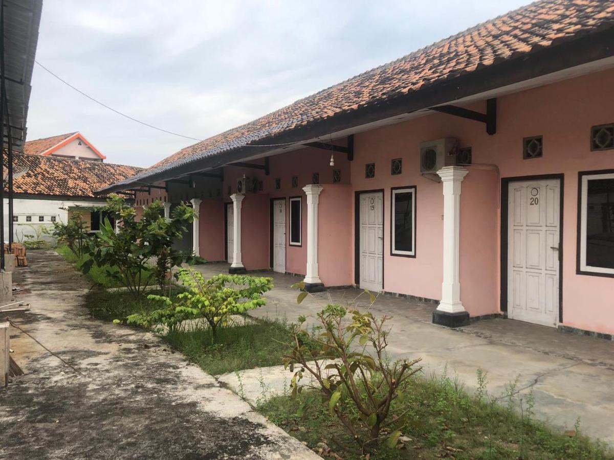 Hotel Arjuna Baturaja  Екстериор снимка